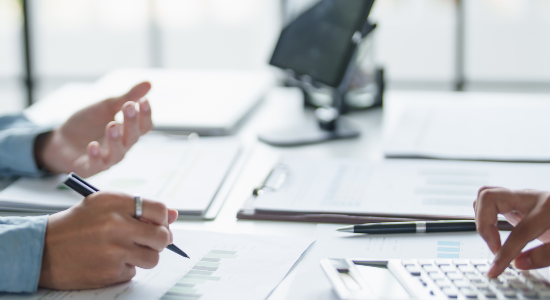 Especialistas en servicios financieros teniendo una reunión