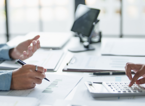 Especialistas en servicios financieros teniendo una reunión