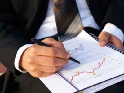 Gestor integral realizando un estudio en un cuaderno