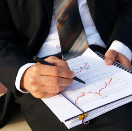 Gestor integral realizando un estudio en un cuaderno