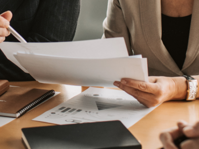 Equipo de trabajo realizando servicios de seguros