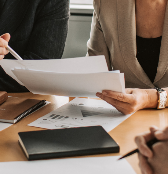 Equipo de trabajo realizando servicios de seguros